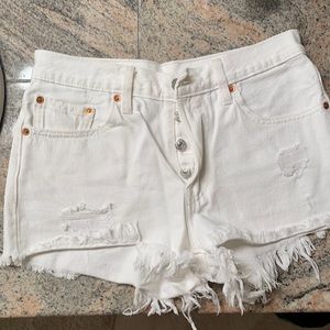 White denim Levi’s 501 shorts